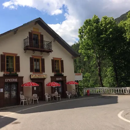 Le Pelens Bed & Breakfast *